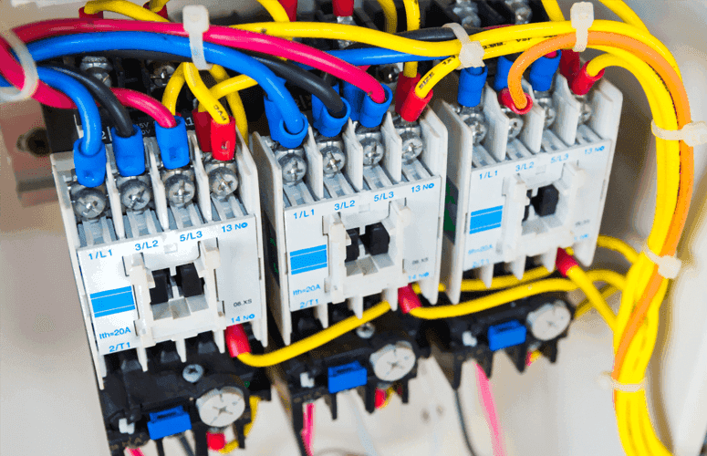 現場で取得した三相交流電圧波形を、実験室で再現する